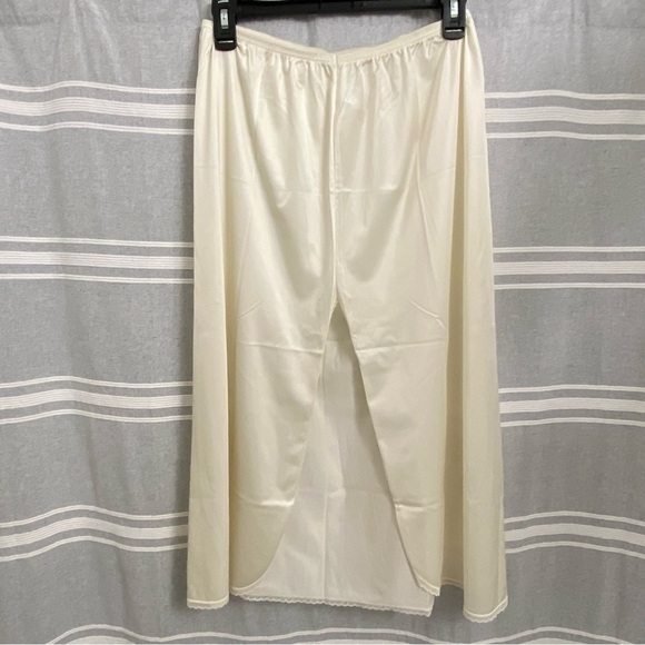 VANITY FAIR / Cream 30" Slip Size L - Picture 2 of 8